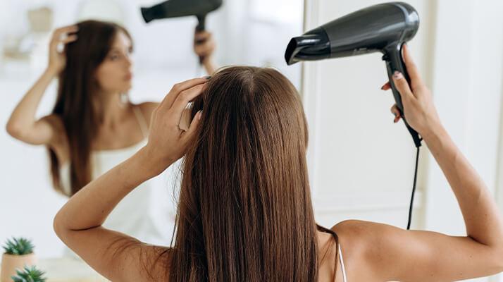 Les 10 erreurs courantes qui abîment vos cheveux