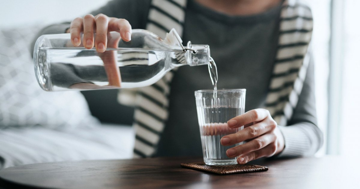 L’astuce du jour : Pourquoi boire un verre d’eau au réveil devrait être systématique